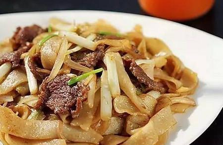 干炒牛河的正宗做法 干爽筋道、入口鲜香的美味