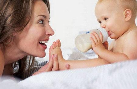 宝宝什么时候开始吃奶瓶？不爱吃奶瓶怎么办？