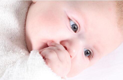 给宝宝冲奶粉，越浓越有营养吗？