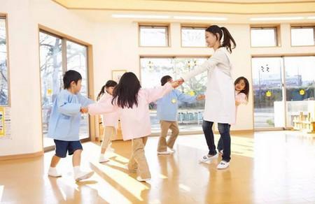 女儿为了维持友谊受委屈，该怎么办？