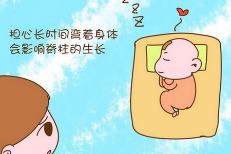 妈妈担心宝宝侧睡影响脊柱发育，医生却给出这样的答案！