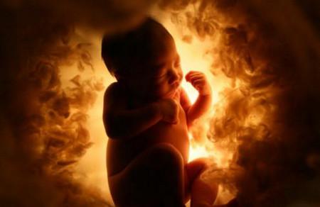 孕妈肚子被撞疼痛不止，胎儿奇迹般存活下来，小生命真顽强