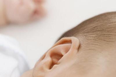 耳朵后面长了个软包