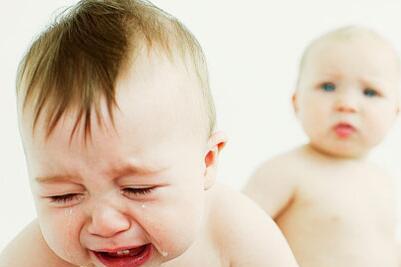 孩子睡觉突然哭的叫不醒是怎么回事