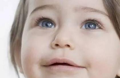 宝宝总是吸咬嘴唇，长期形成习惯会对孩子的面部造成很大影响！