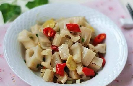 将莲藕换个刀法更美味——酸辣藕丁