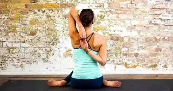 瑜伽动作牛面式