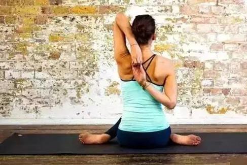 瑜伽动作牛面式