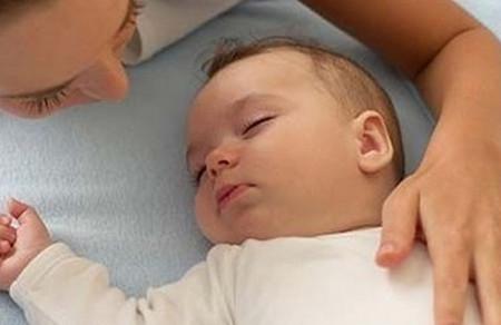 躲过了剃胎发,可给宝宝睡头型这事儿还是遇到了!