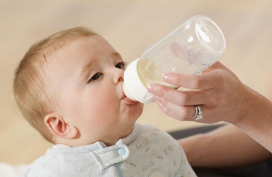 4个月宝宝吃奶量