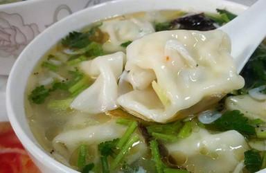 大冷天，给宝宝来一碗热乎乎的大虾馄饨！