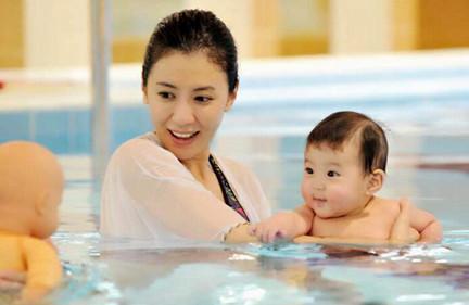 冬季异常火爆的婴儿游泳，真的适合宝宝吗？