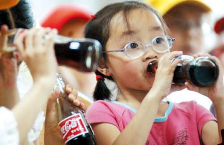 儿童喝可乐有哪些危害？这类担忧其实缺乏科学依据
