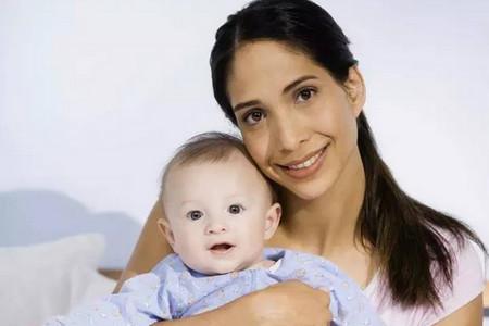 宝宝多大可以学坐？坐早了真的会变驼背么？