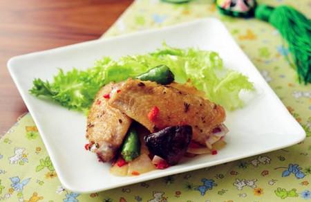 手抓着吃的香烧鸡翅，增强宝宝食欲促消化！（12M+Baby√）