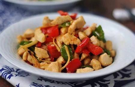 青红椒炒鸡胸肉的做法 居家必备宴客菜