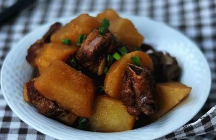 连汤汁都不会剩下的美味——土豆烧排骨