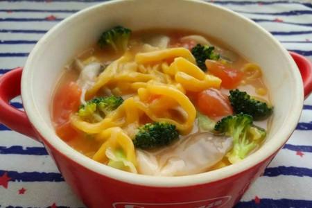 苗小妞发烧后的病号餐：西红柿杂蔬南瓜面的做法