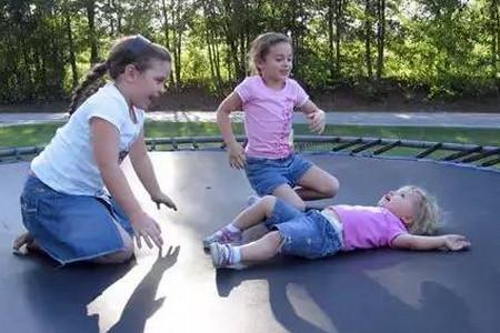 商场、游乐园到处都有的这东西，10岁男孩玩了一下，竟然瘫了 ！