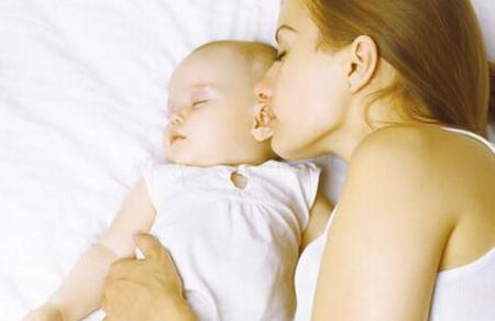 喂奶时头晕的差点把宝宝摔了，医生说是宝妈睡觉姿势引起的