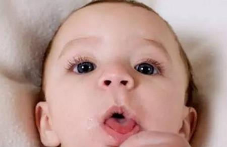 22个月大的孩子为何满口灰牙？父母千万别大意，这东西可能毁健康！