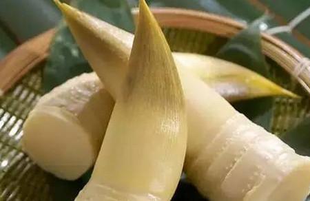 奶奶给7个月的宝宝吃馒头蘸菜汤，我哭了！