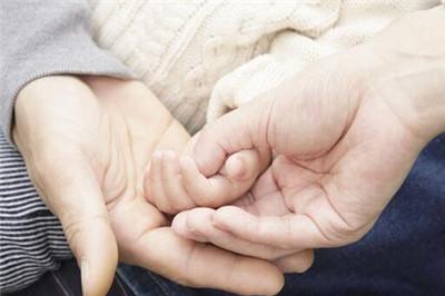 孩子手心脚心出汗怎么回事