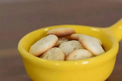 宝宝9个月就可以吃溶豆了，但如果你只把它当做零食就大错特错了！