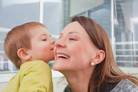 不让爸爸碰妈妈？孩子占有欲太强是心理问题吗