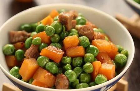 味道鲜香的“青豆红薯炒肉丁”做法