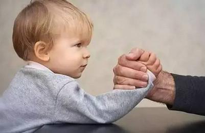 孩子乱发脾气，这位妈妈4招搞定！