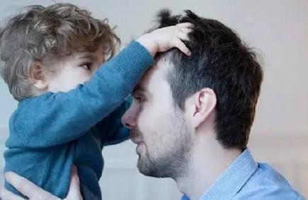 举起“爱的棍棒”，留下的是两代人的痛！