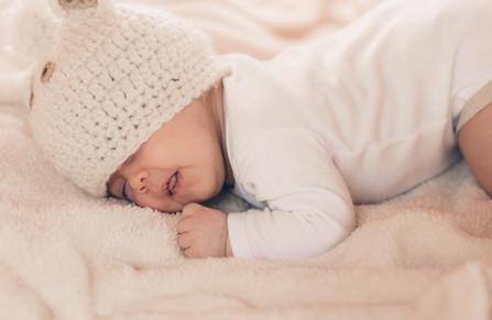 要想宝宝夜里睡眠好，分清这两个信号很重要！