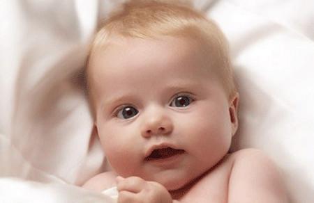 宝宝为什么总是干呕,应该怎样改善?