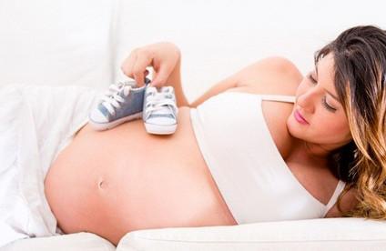 产妇剖腹产，胎儿脸蛋被划破，是产妇肚皮薄还是医生手太潮？