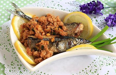 红烧秋刀鱼的家常做法 可以抗衰老的一款家常好菜！