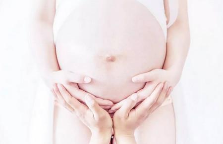 孕妈不要随便摸肚肚，这样抚摸才能让宝宝发育更好