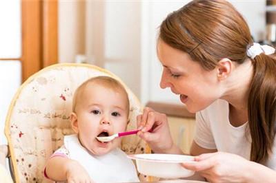 小孩边吃饭边喝水好吗