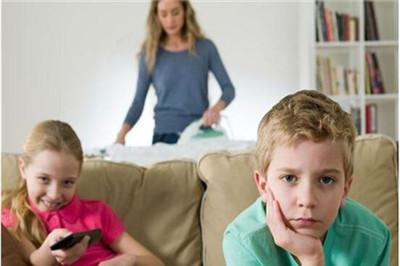 小孩边吃饭边看电视好吗