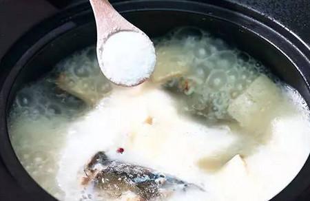 鲜甜爽口的家常鱼头豆腐汤的做法