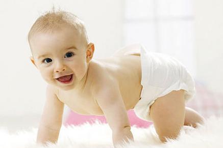 陈赫晒女儿爬床照片