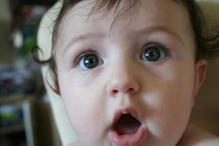 宝宝流口水别大意，这4种表现很可能是生病了