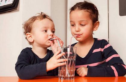 这种甜度的爱比饮料还可怕！给宝宝喝水，你必须知道的一件事！