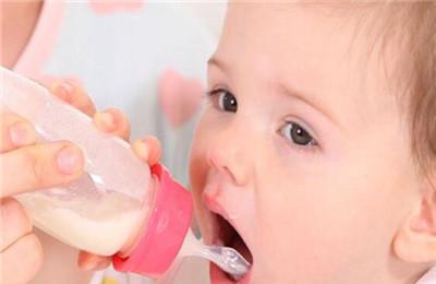 宝宝吃奶粉的大便是什么颜色