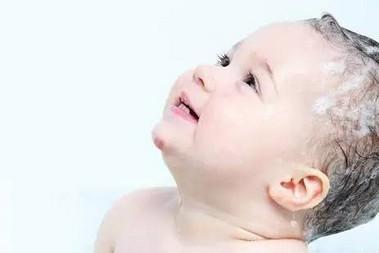 宝宝头部起皮是头皮屑还是别的原因？头部该如何护理？