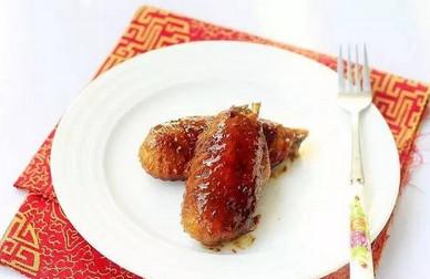 金黄鲜嫩的煎鸡翅，只需这样腌制做，入味快速，还一看就会