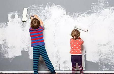 孩子在墙上乱涂乱画，要怎么清理？
