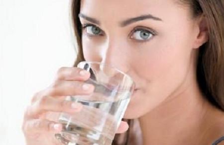 孕妇喝水多会导致羊水多吗? 注意: 孕妇不能喝这4种水!