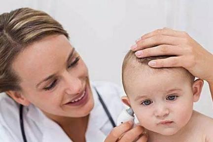 宝宝耳朵流黄色分泌物，原来是这些原因！