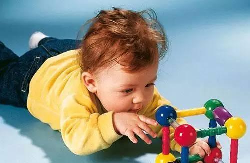 把这个年龄的孩子送幼儿园，其实是害了孩子